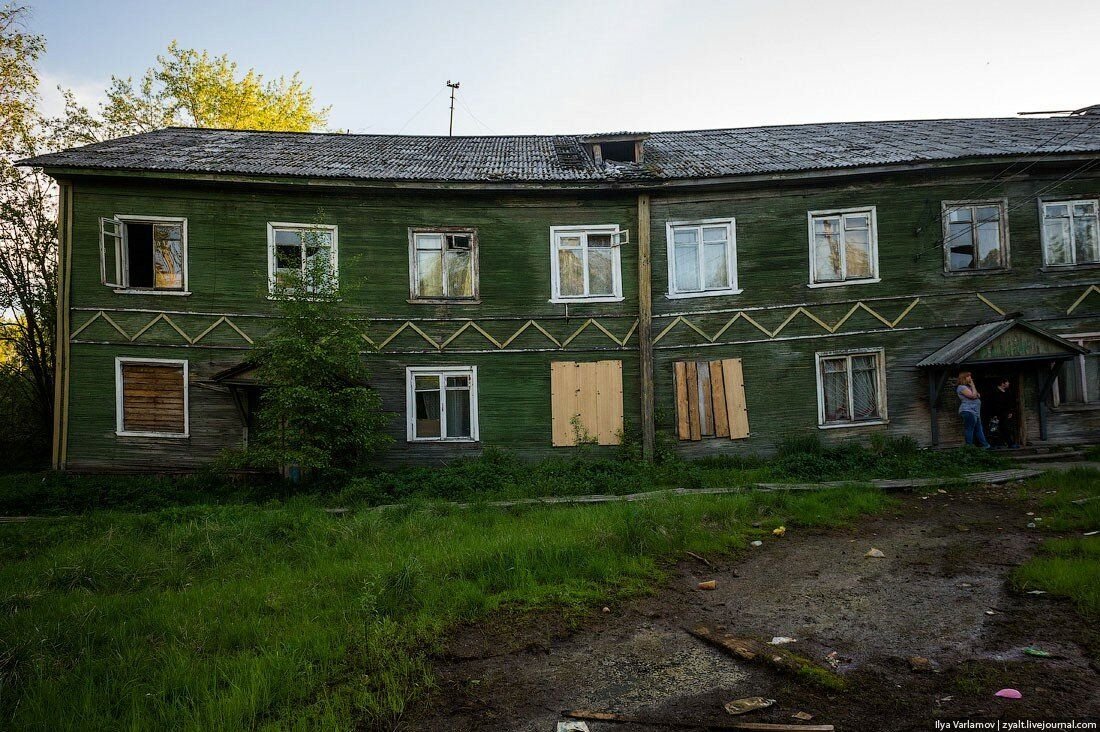 Барак фото. Деревянный Барак в Архангельске. Деревянные бараки Варламов. Архангельск Варламов бараки. Бараки в СССР.