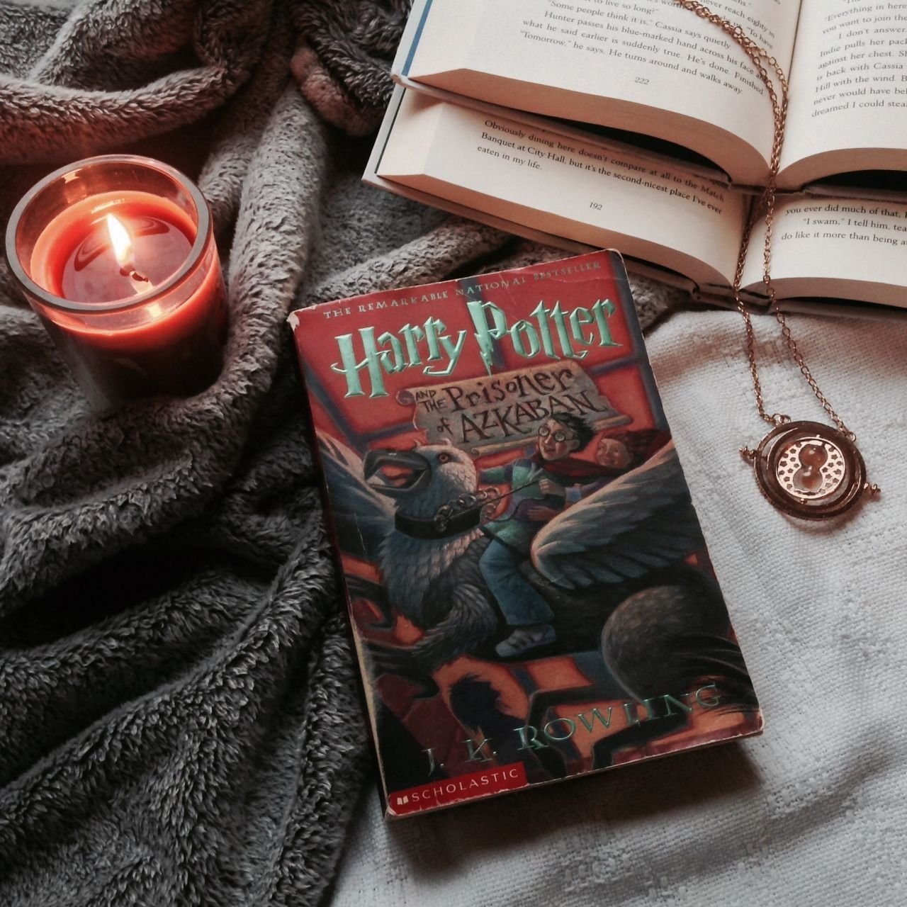 Harry potter books. Эстетика книг Гарри Поттер. Гарри Поттер книги Слизерин. Книжная Эстетика Гарри Поттера. Раскладки по Гарри Поттеру.