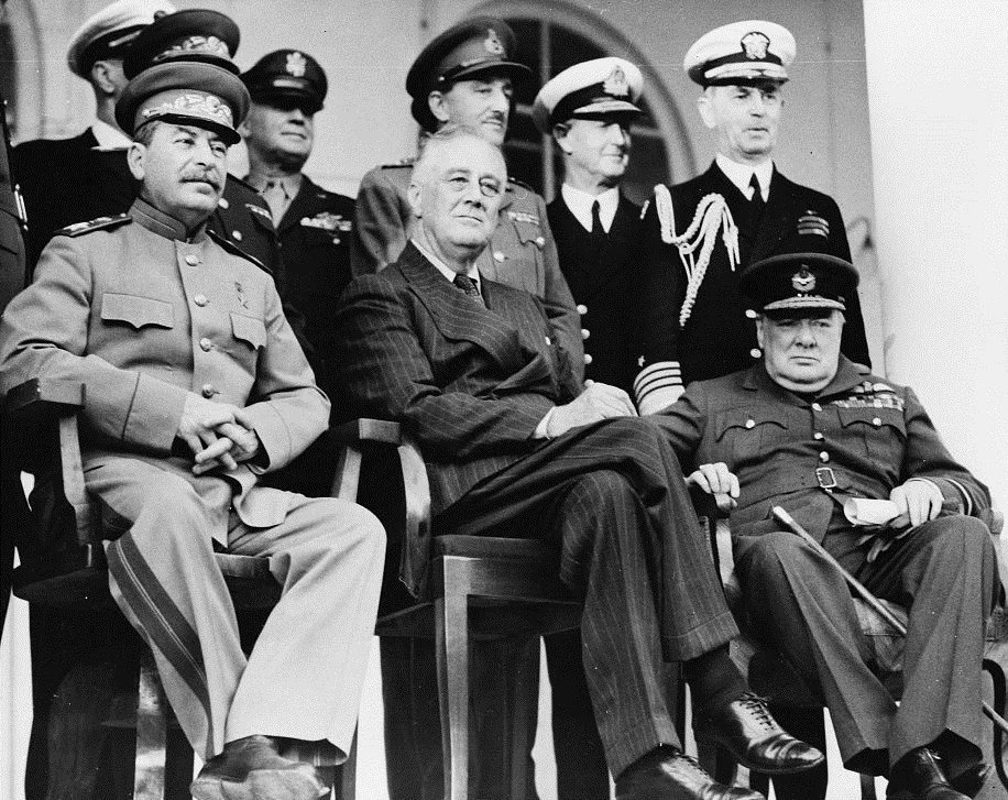Сталин переговоры. Сталин, Рузвельт, Черчилль в Тегеране 1943. Сталин Рузвельт и Черчилль на Тегеранской конференции 1943. Конференция в Тегеране 1943. Сталин Рузвельт и Черчилль на Тегеранской конференции.