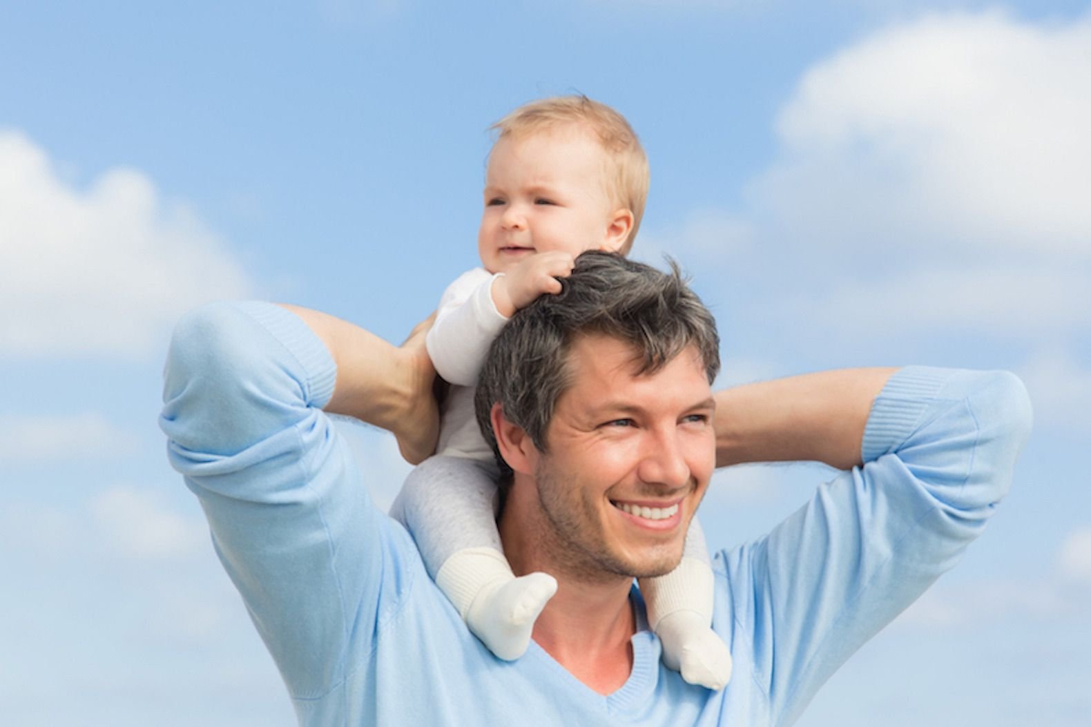 Компьютерные игры для детей. Отец и сын. Мужчина с ребенком. Дети играющие в видеоигры. Любовь родителей к детям.