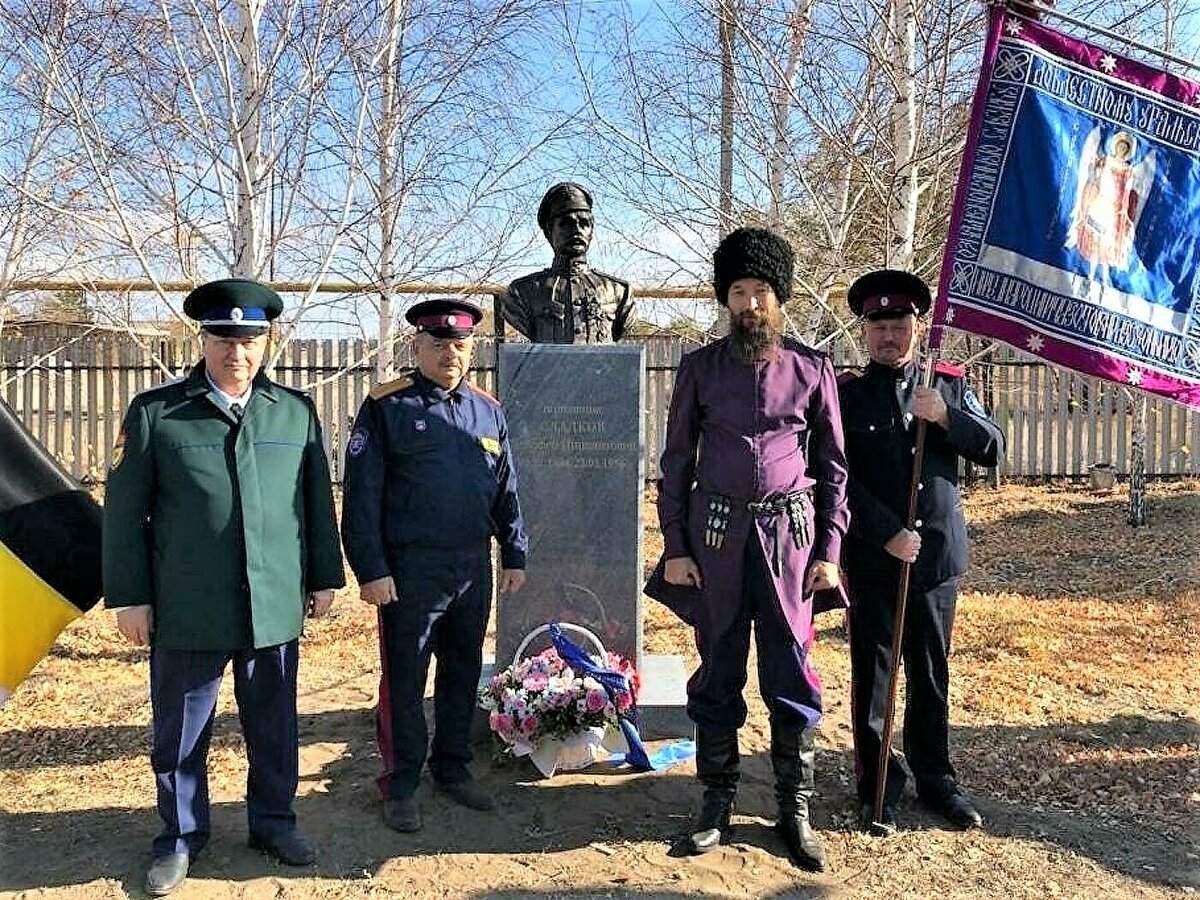 Село оренбургское. Памятник убийце Чапаева в Оренбургской области. Памятник казаку убившему Чапаева. Тимофей Ипполитович Сладков. Казачий полковник Тимофей Сладков.