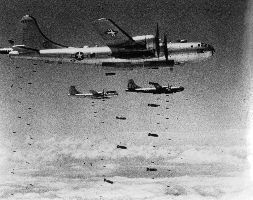 Самолет скидывает бомбы. B-29 бомбардировка. Войны 1941-1945 самолеты бомбят. Бомбардировщик b29 в СССР.