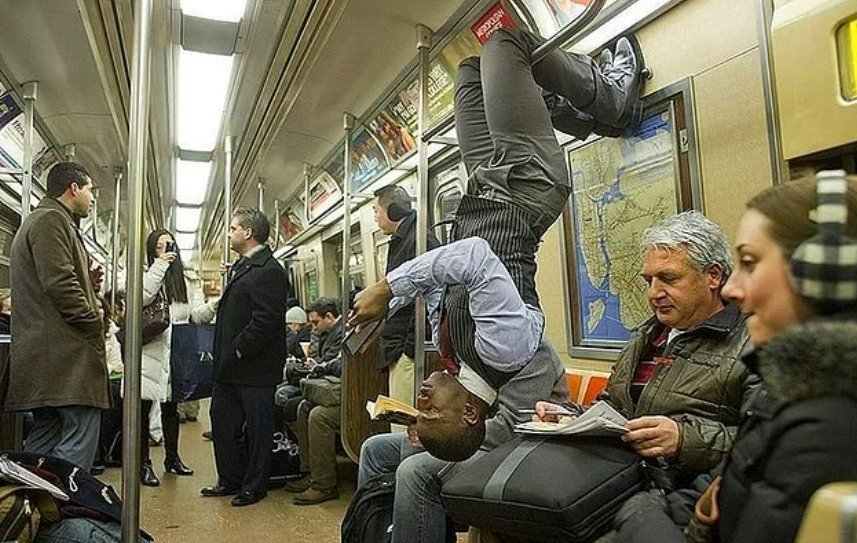 Па в метро. Люди в метро. Человек сидит в метро. Современное метро люди. Смешное метро.