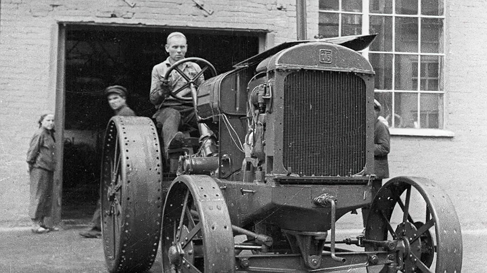 Первый трактор. Колесный трактор СХТЗ-15/30. Трактор ХТЗ 1930. Трактор СТЗ 15. Колесный трактор СТЗ-1.