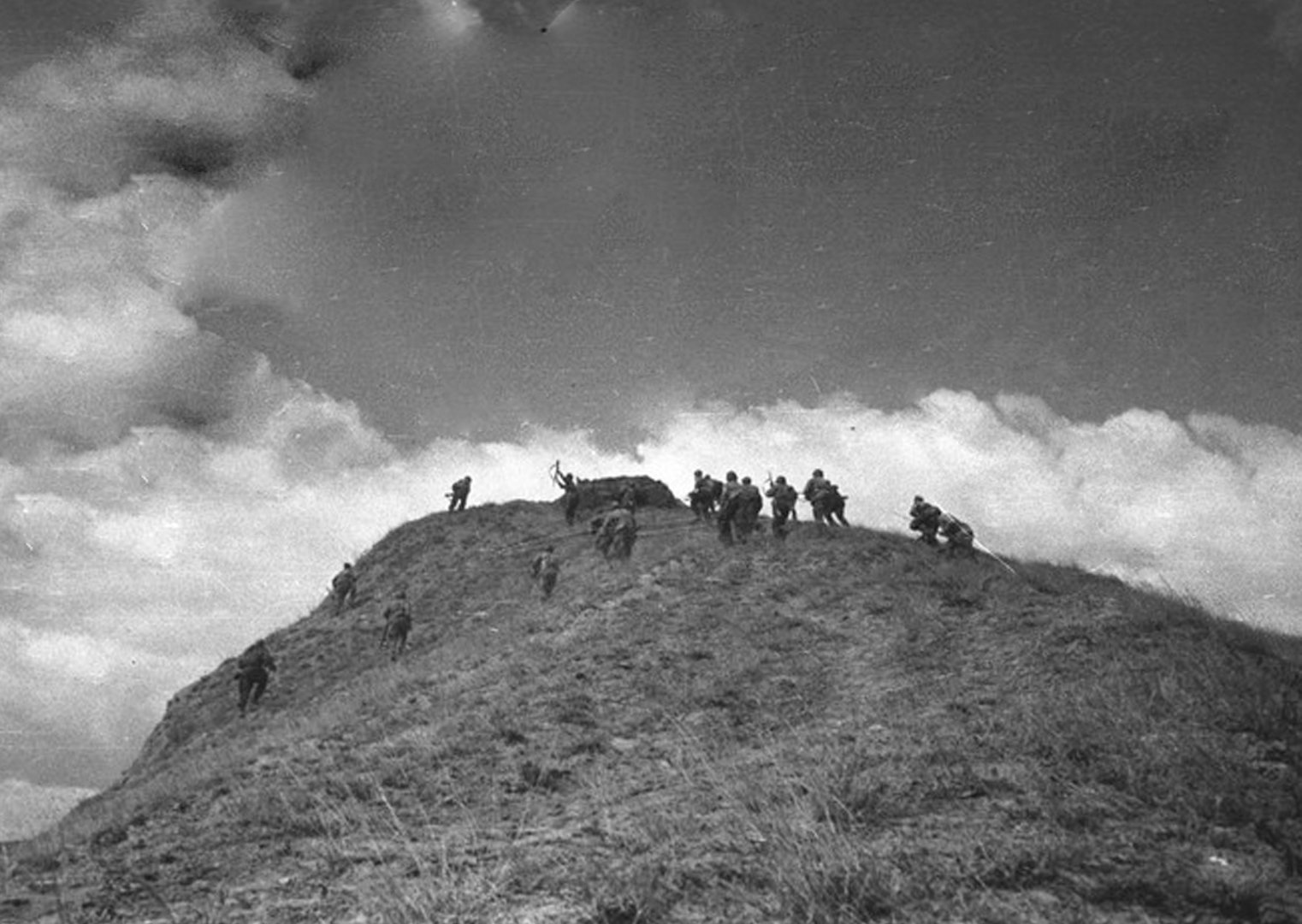 Бой за высоту. Штурм Зееловских высот. Штурм Зееловских высот 1945. Зееловские высоты 1945. Зееловские высоты битва.