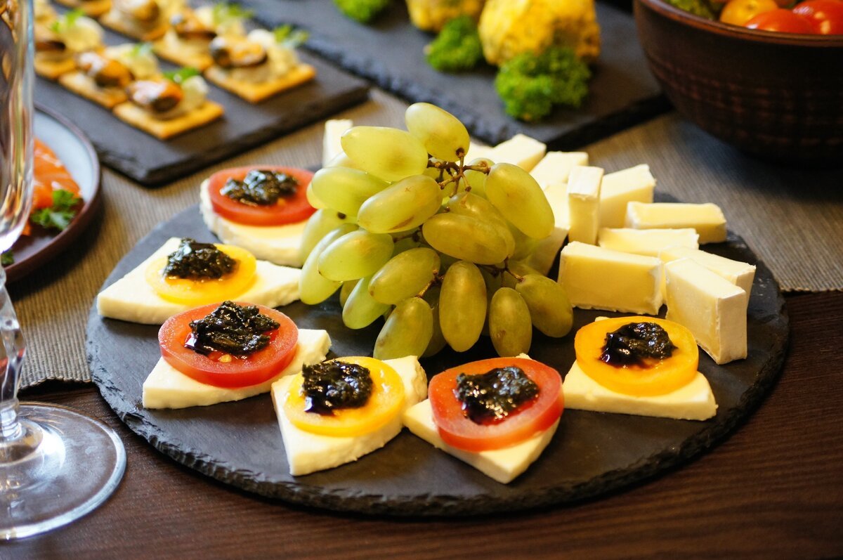 украшение свадебных столов для гостей с угощением. маленькие бутерброды для фуршета. чем угостить гостей недорого и со вкусом. стол для приема гостей. закуски для фуршета.