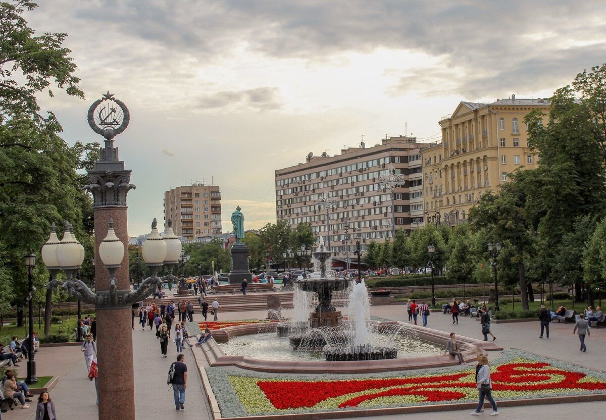 Пушкинская площадь москва. Пушкинская площадь. Сквер на Пушкинской площади в Москве. Пушкинская площадь 1990. Пушкинская площадь 1996.