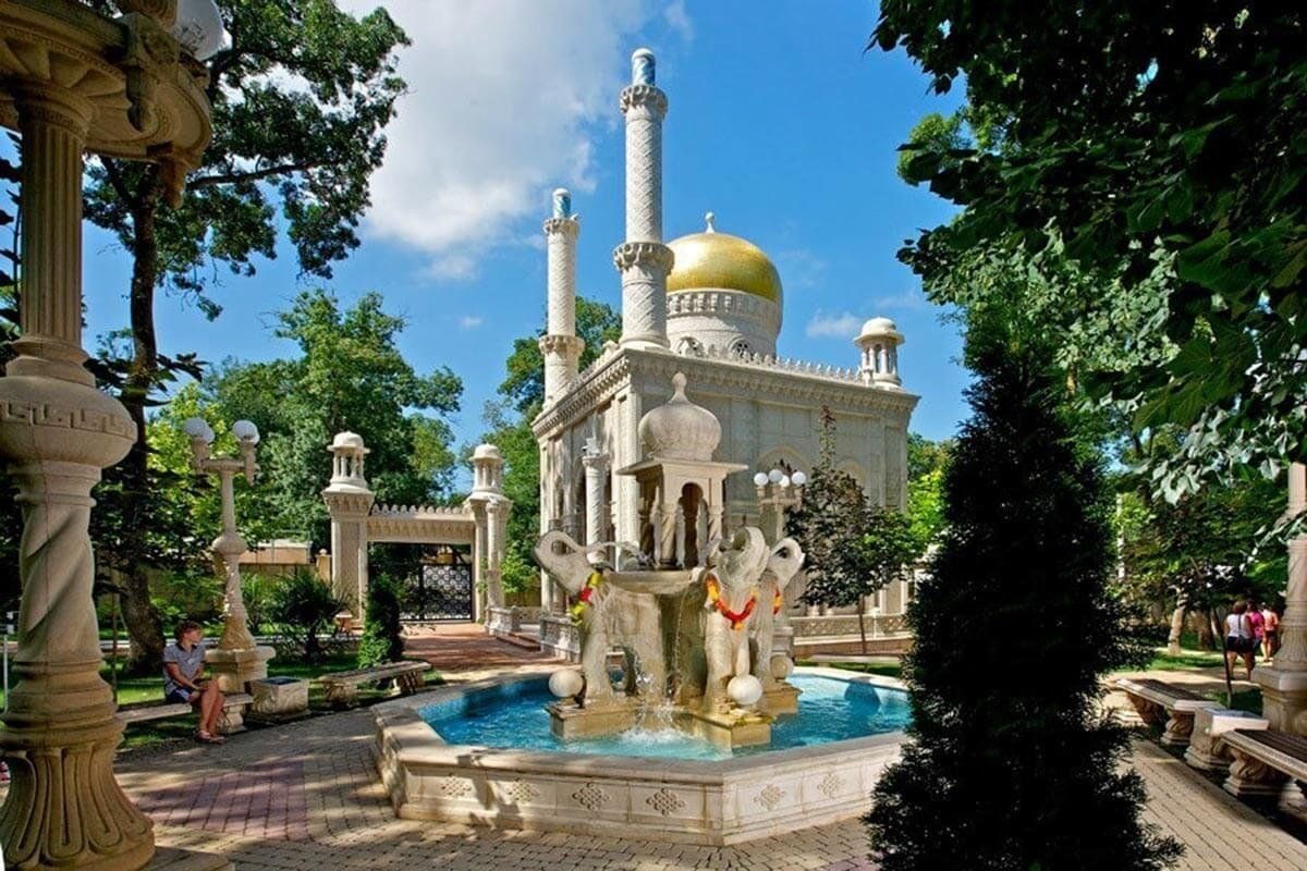 Парки кабардинки фото. Старый парк Геленджик. Парк Кабардинка в Геленджике. Культурный центр старый парк в Кабардинке. Кабардинка парк старый город.