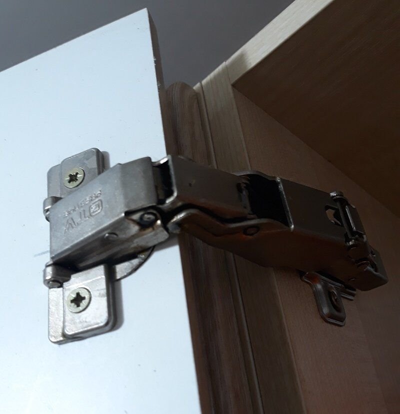 регулировочные винты на дверных петлях. регулировочный винт для мебельной петли. регулировочный винт для мебельной петли. провисла дверца шкафа. провисла дверца шкафа.