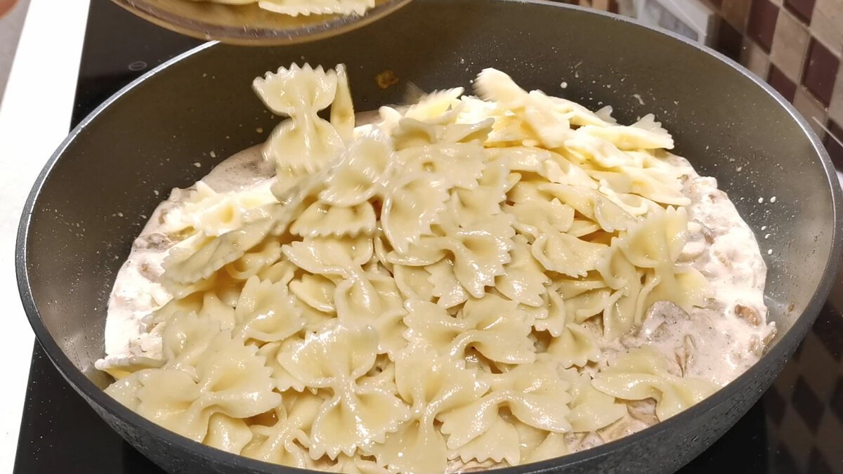 спагетти с фаршем и грибами. фетучини с фаршем в сливочном соусе. макароны с фаршем в сливочном соусе. фарш грибы сливки рецепт. макароны по флотски с грибами шампиньонами.