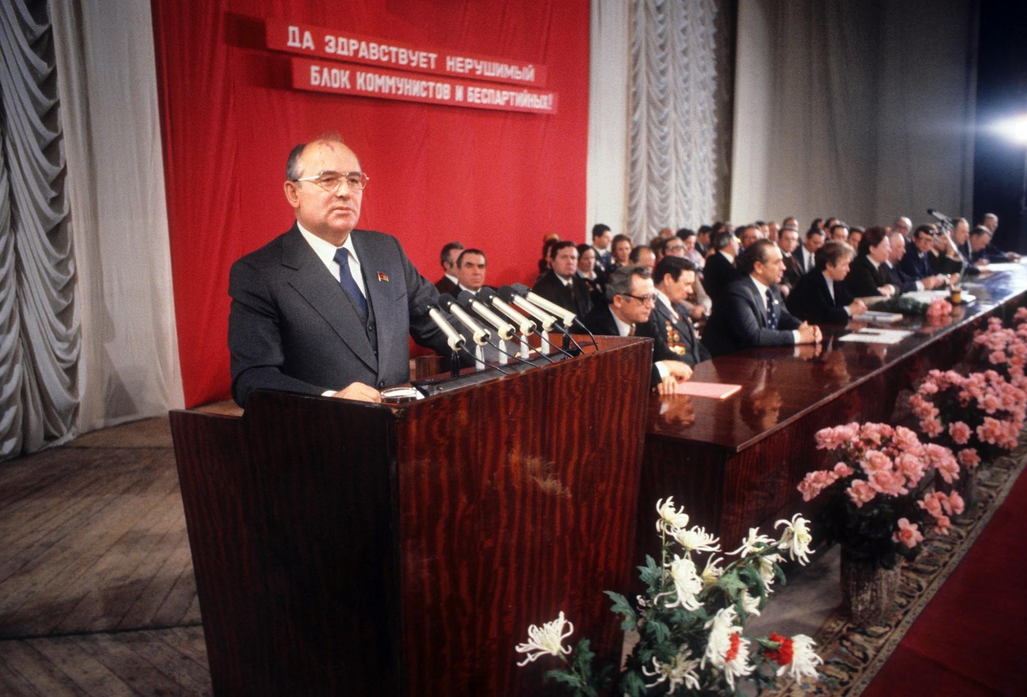 Первый председатель верховного совета. ЦК КПСС Горбачев. Горбачев на пленуме ЦК 1985.