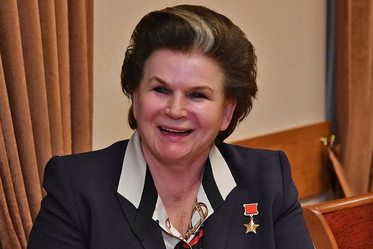 Первую женщину космонавта зовут