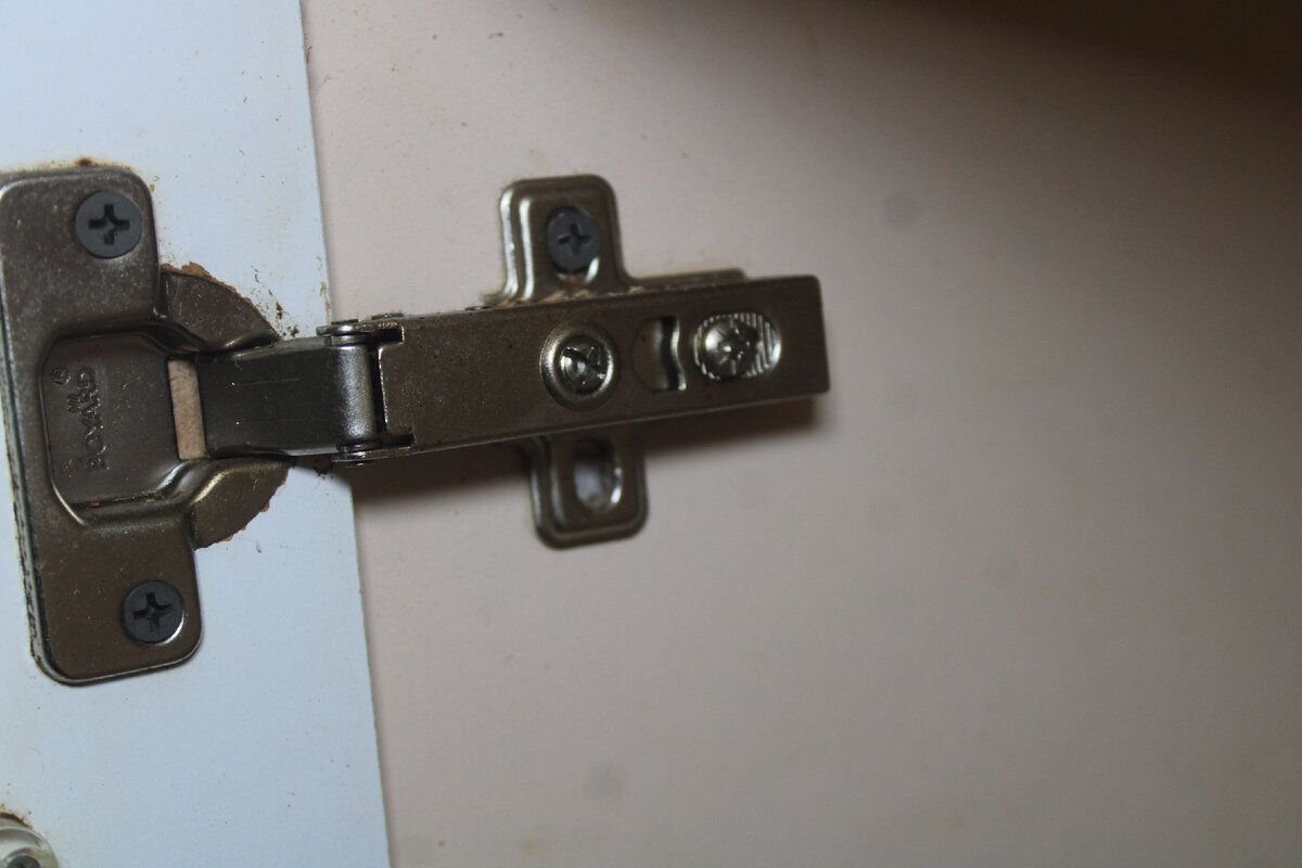 петли для дверцы шкафа. крепёж петель дверок шкафа. петли для фасадов в алюминиевой рамке.