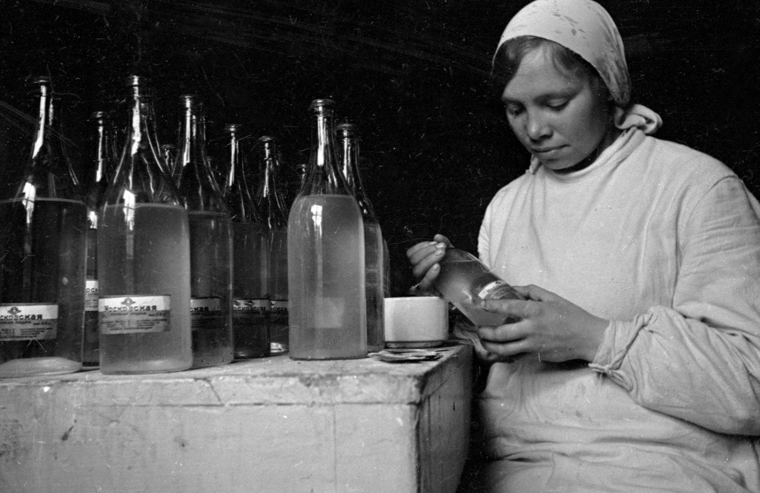 М в советские времена. Советский завод. Водочные бутылки 1940.