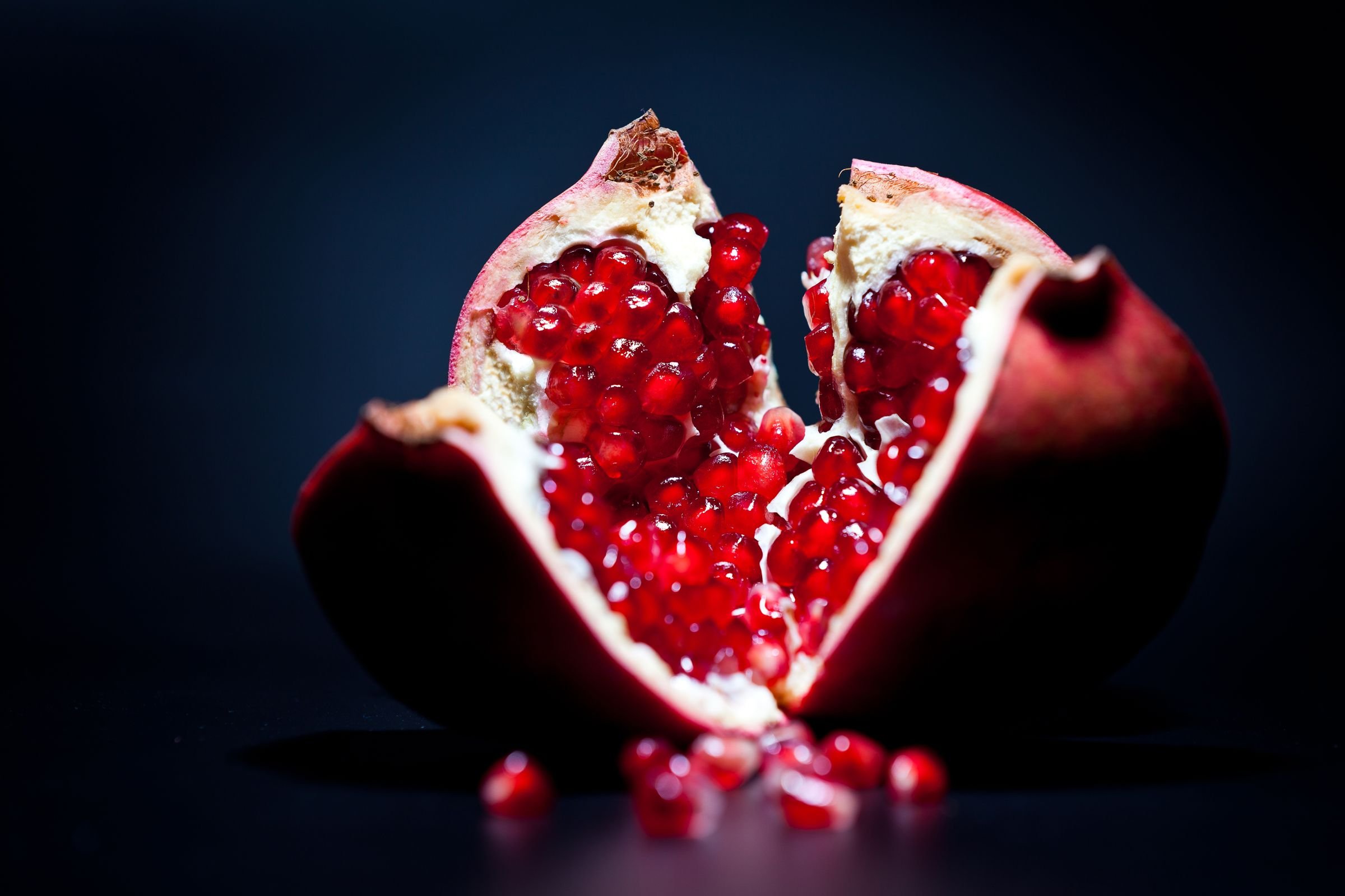 Pomegranate. Гранат. Лопнувший гранат. Красный гранат. Раскрытый гранат.