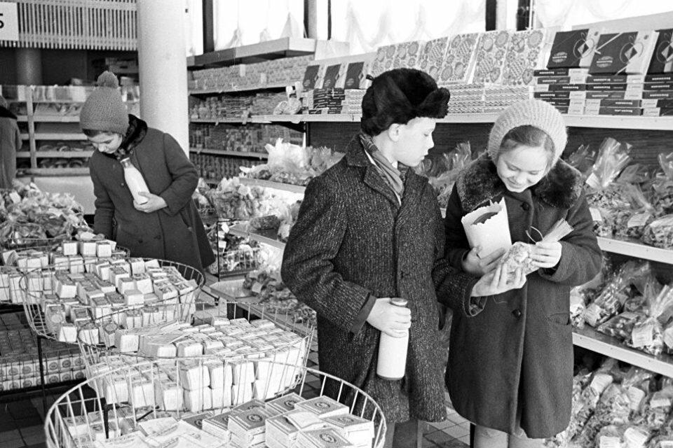 Что было в советское время. Продуктовый магазин в СССР В 70е. Прилавки в 70х СССР. Магазин СССР В 70е. Прилавки магазинов в 60-е годы.