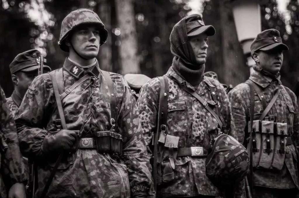 Ю сс. Снаряжение Ваффен СС 1944. Солдаты Waffen SS. Вермахт Ваффен СС. Боец Waffen SS.