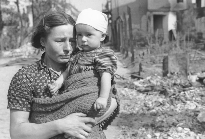 Советское время мам. Советская женщина с ребенком. Дети войны.