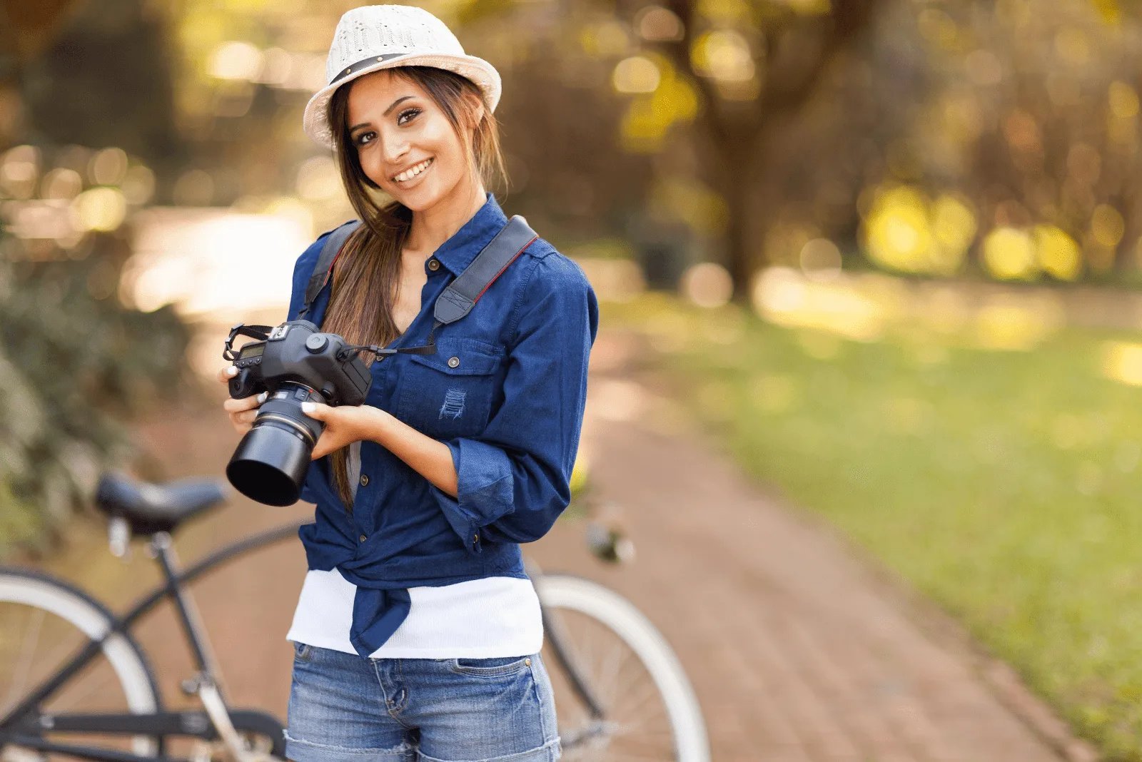 Girl photo video. Турист с фотоаппаратом. Девушка с фотоаппаратом в полный рост. Туристка с фотоаппаратом. Успешный фотограф девушка.