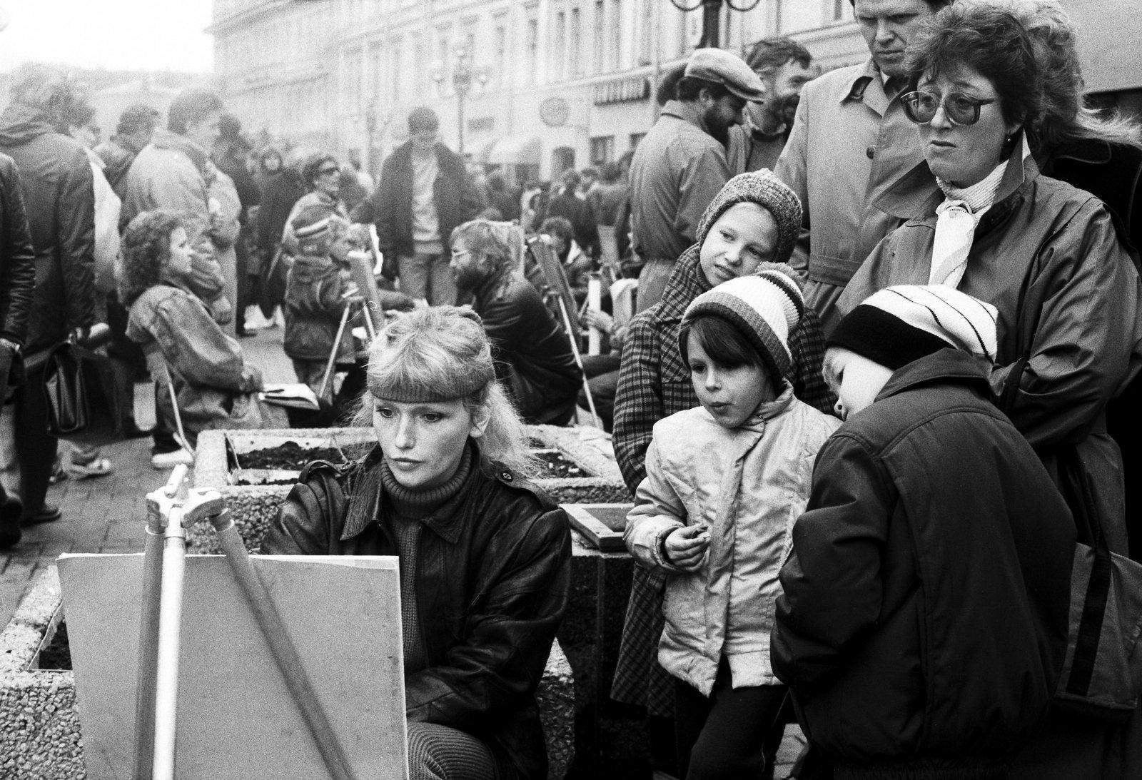 Начало 1990 х годов. Москва Арбат 90е. Арбат 1990-е. Арбат Москва в 90-х. Старый Арбат 1990.