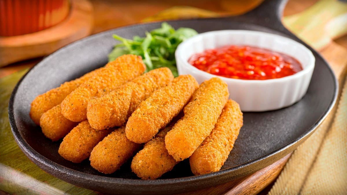 Рецепт вкусных палочек. Сырные палочки Чикен. Mozzarella Sticks. Сырные палочки во фритюре. Жареные сырные палочки.