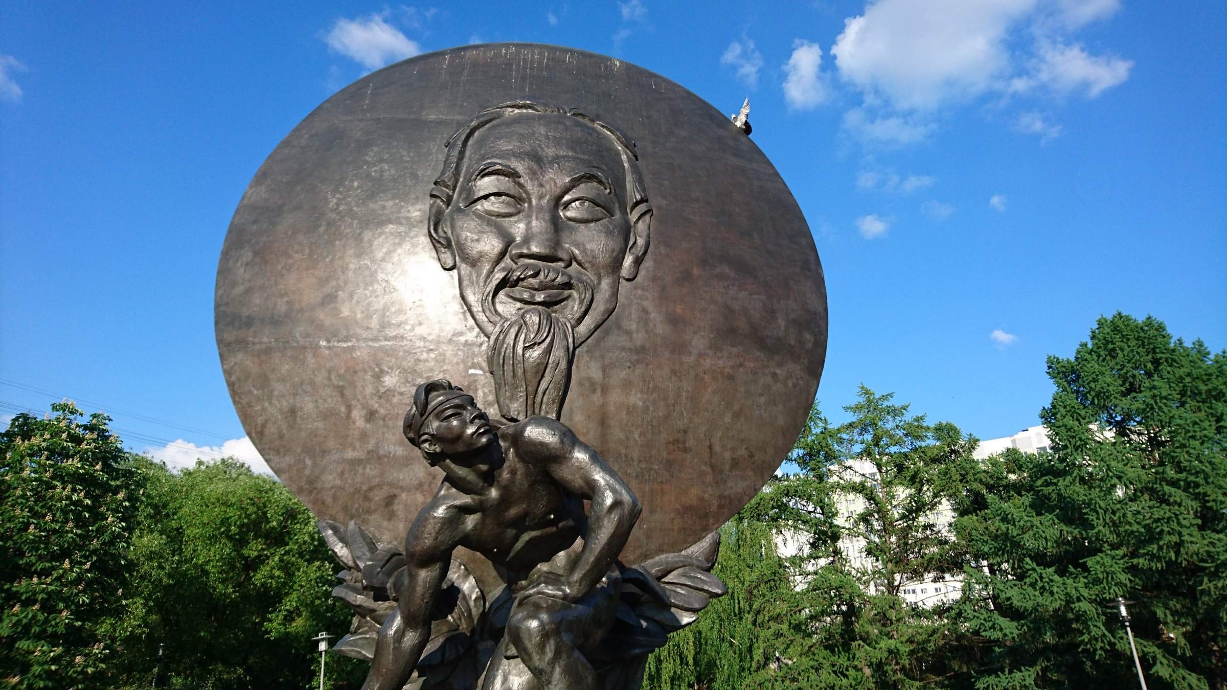 Минами москва. Памятник Хо ши мину в Москве. Великий Вьетнам. Монумент независимости Албании. Памятник Москва метро Минская.