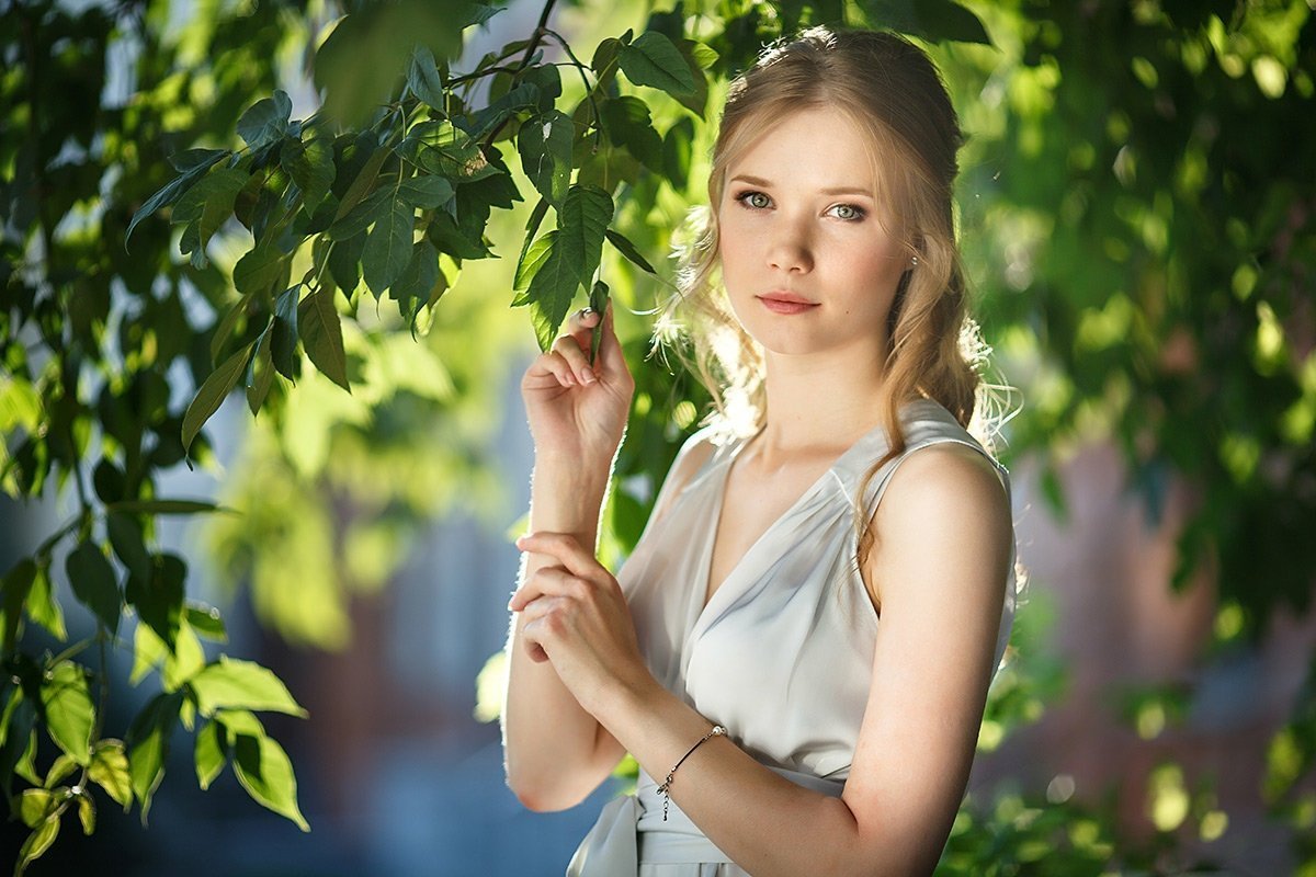 Красивые качества женщины. Фотопортрет на природе. Фон для портрета зелень. Портретная фотосессия на природе. Портретная съемка на природе.