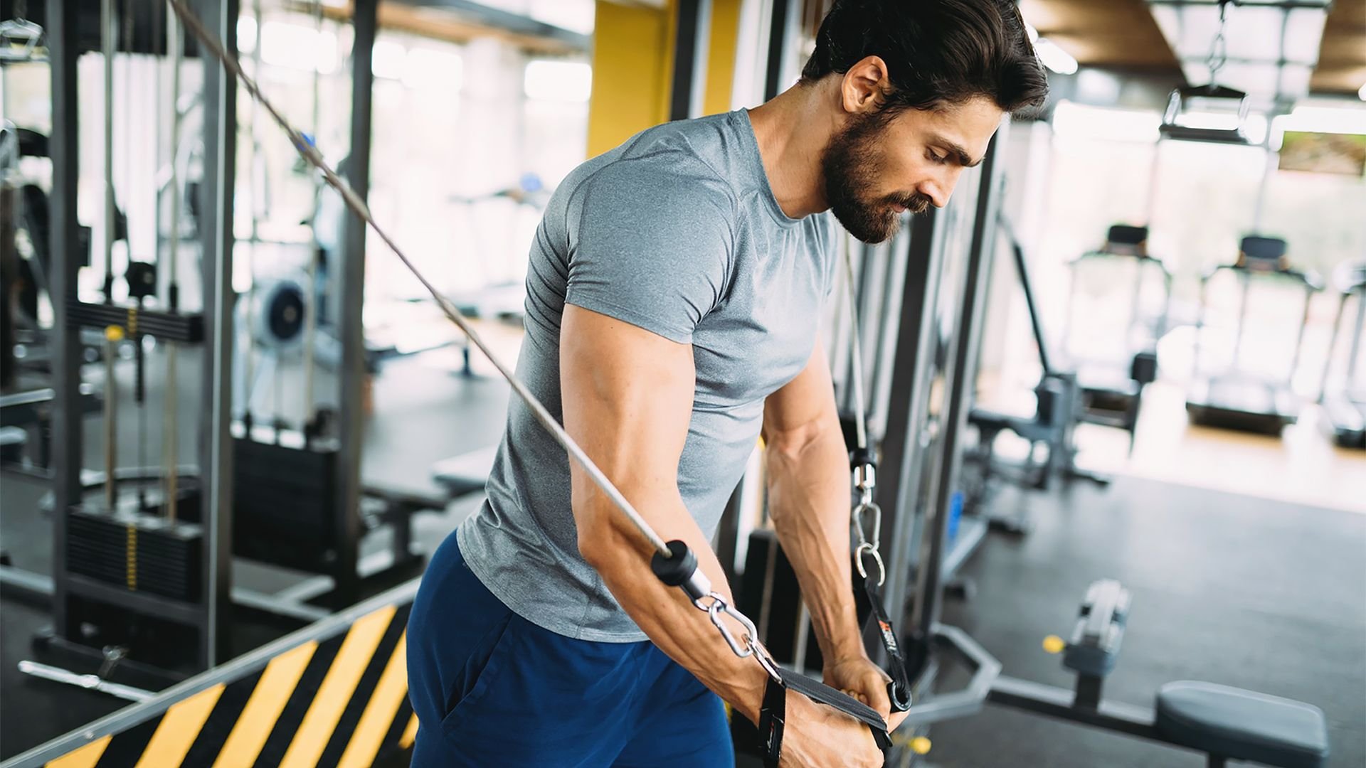 В конце тренировки. Сильные люди зал. Уличный спортзал молодой парень фон. Краткое описание чему я могу научить людей в тренажёрном зале.