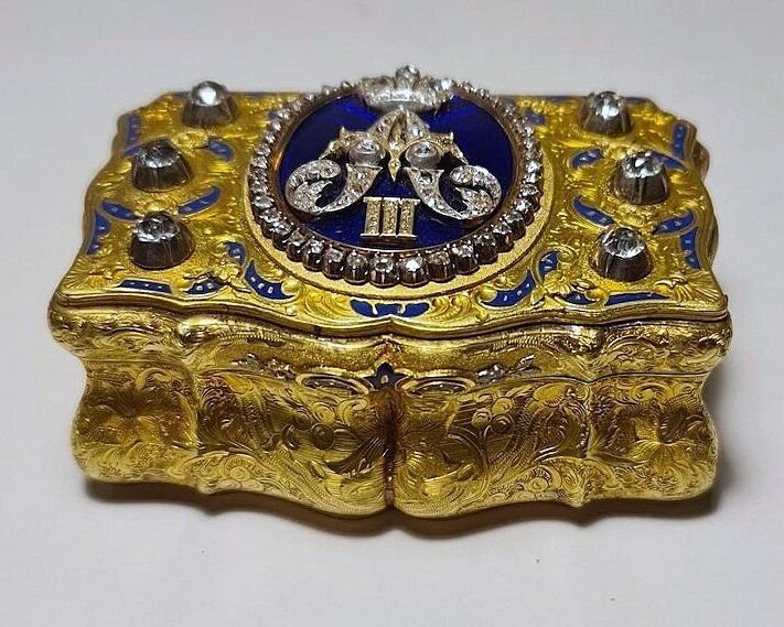 Фаберже украшения романовых. Табакерки адольфа фридриха. Уолтер украшение. Джон диксон карр табакерка императора. Джон диксон карр табакерка императора радиоспектакль.