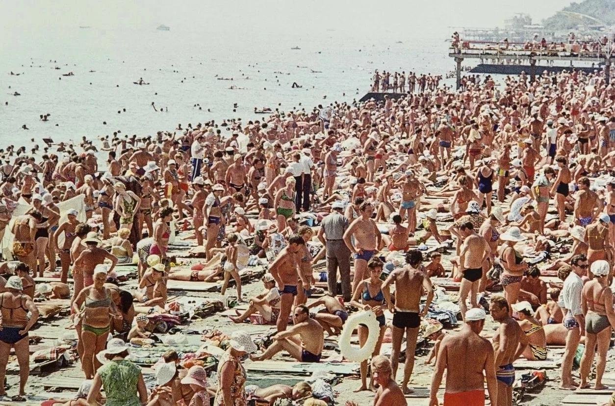 Люди в черном море