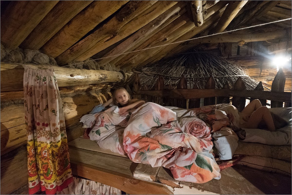 Сон пекло. Кровать в русской избе. Изба фотосессия. Баба в избе. Сон в избушке.