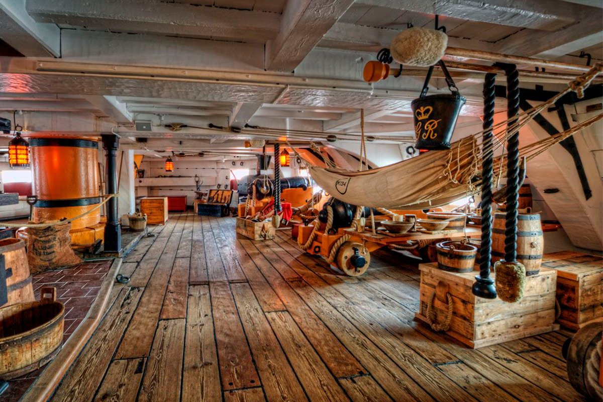 Нижние палубы. HMS Victory каюта капитана. HMS Victory каюта. HMS Victory трюм. HMS Victory палубы.