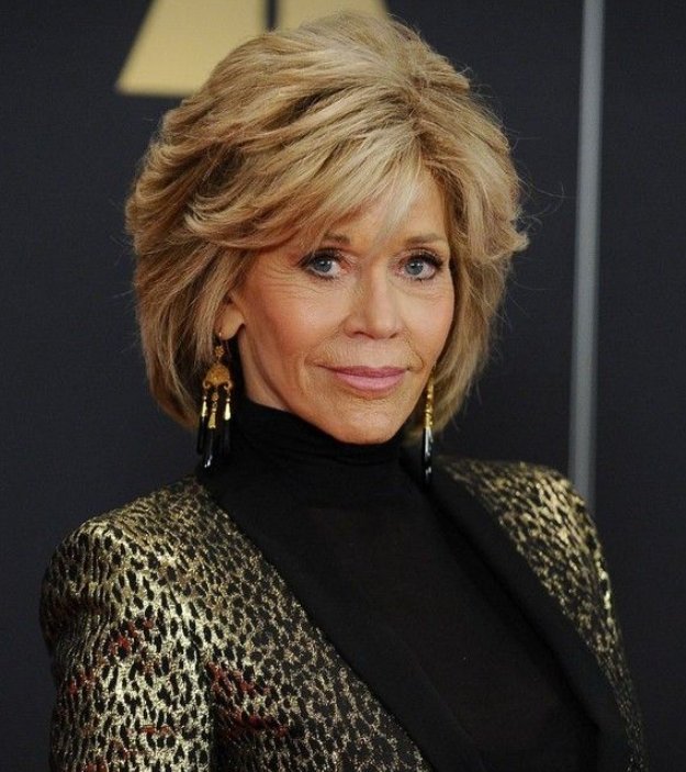 Стрижка на средние волосы после 40. Jane Fonda стрижка. Джейн фонда стрижка. Джейн фонда в 50. Джейн фонда с короткой стрижкой.