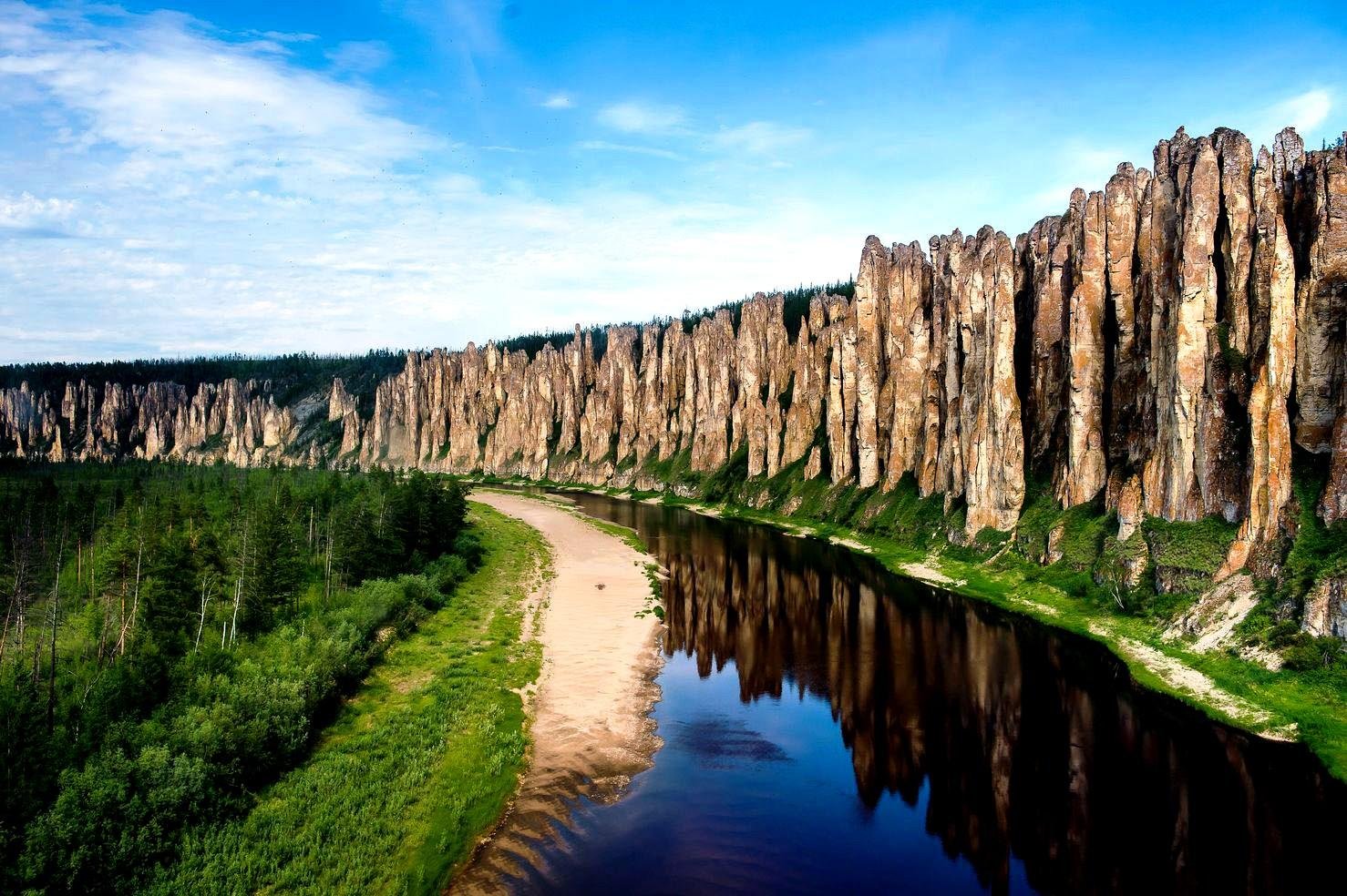Какие природные достопримечательности есть в московской области. Якутия река синяя Синские столбы. Река Лена Ленские столбы. Национальный природный парк Ленские столбы Якутия. Синские скалы Якутия.