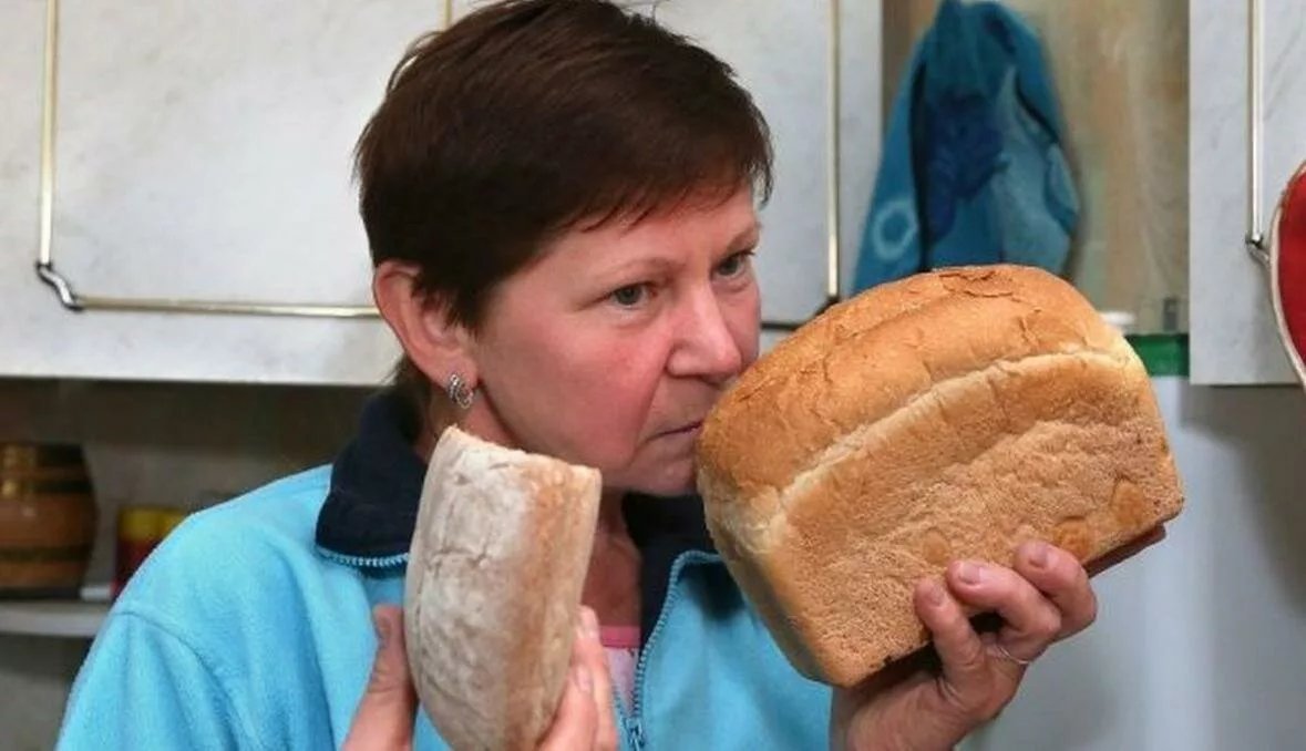 Ваня купил два батона хлеба полкило. Батон хлеба. Человек хлеб. Качество хлеба. Человек с буханкой хлеба.