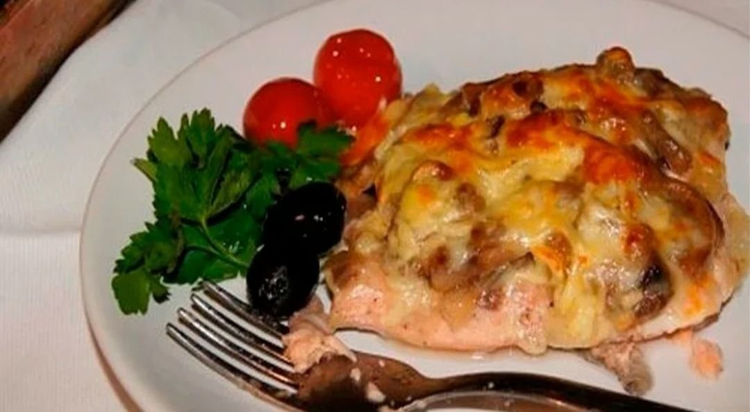 Вкусные молоки в духовке. Горбуша с грибами и сыром в духовке. Горбуша запеченная с грибами. Рыба горбуша с грибами и сыром. Горбуша запеченная в духовке с сыром.