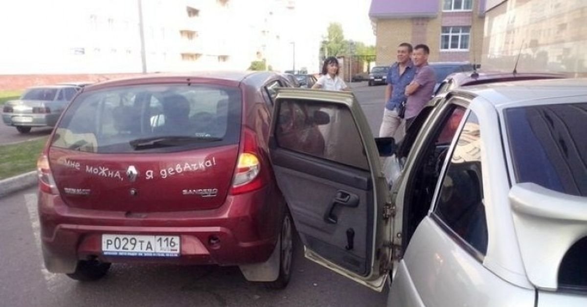 Закрой дверь машины. Автомобиль открытая дверь пассажира. ДТП С открытой дверью машины. Задели дверью автомобиля. Машина въехала в двери.