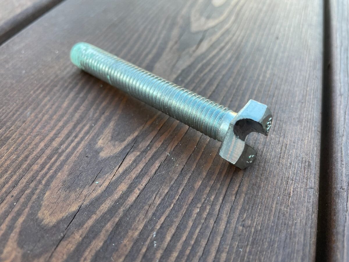Шпильки гайки нержавейка. Сверление болтовых отверстий. Винт с гайкой под отвертку. Стопорная шайба под потайной винт. Воронение колесных болтов.