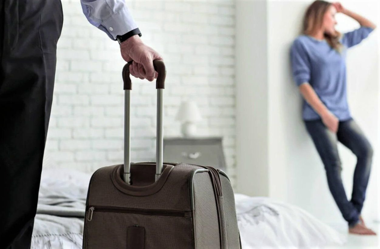 выселяют из жилья. мужчина и женщина с чемоданами. мужчина уходит с чемоданом. мужчина с чемоданом. адвокат по выселению из квартиры.