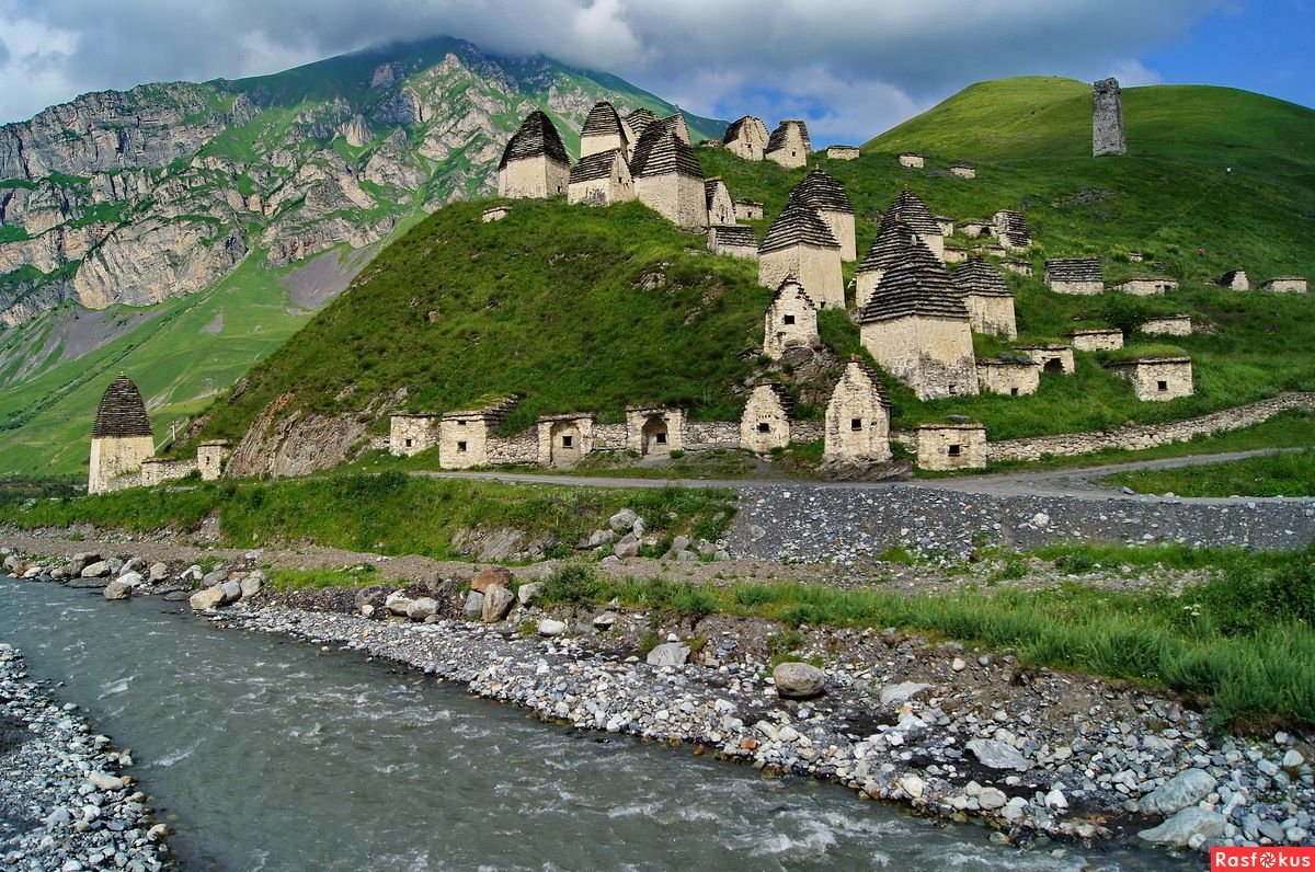 Северная осетия какой город. Даргавс в Северной Осетии. Некрополь Даргавс. Даргавс город мертвых. Город мертвых Осетия Даргавс.