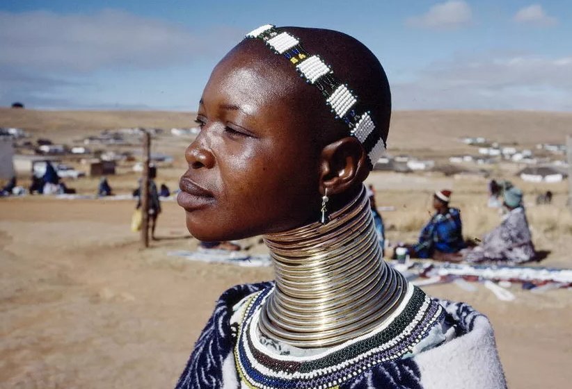 Африканки с кольцами на шее