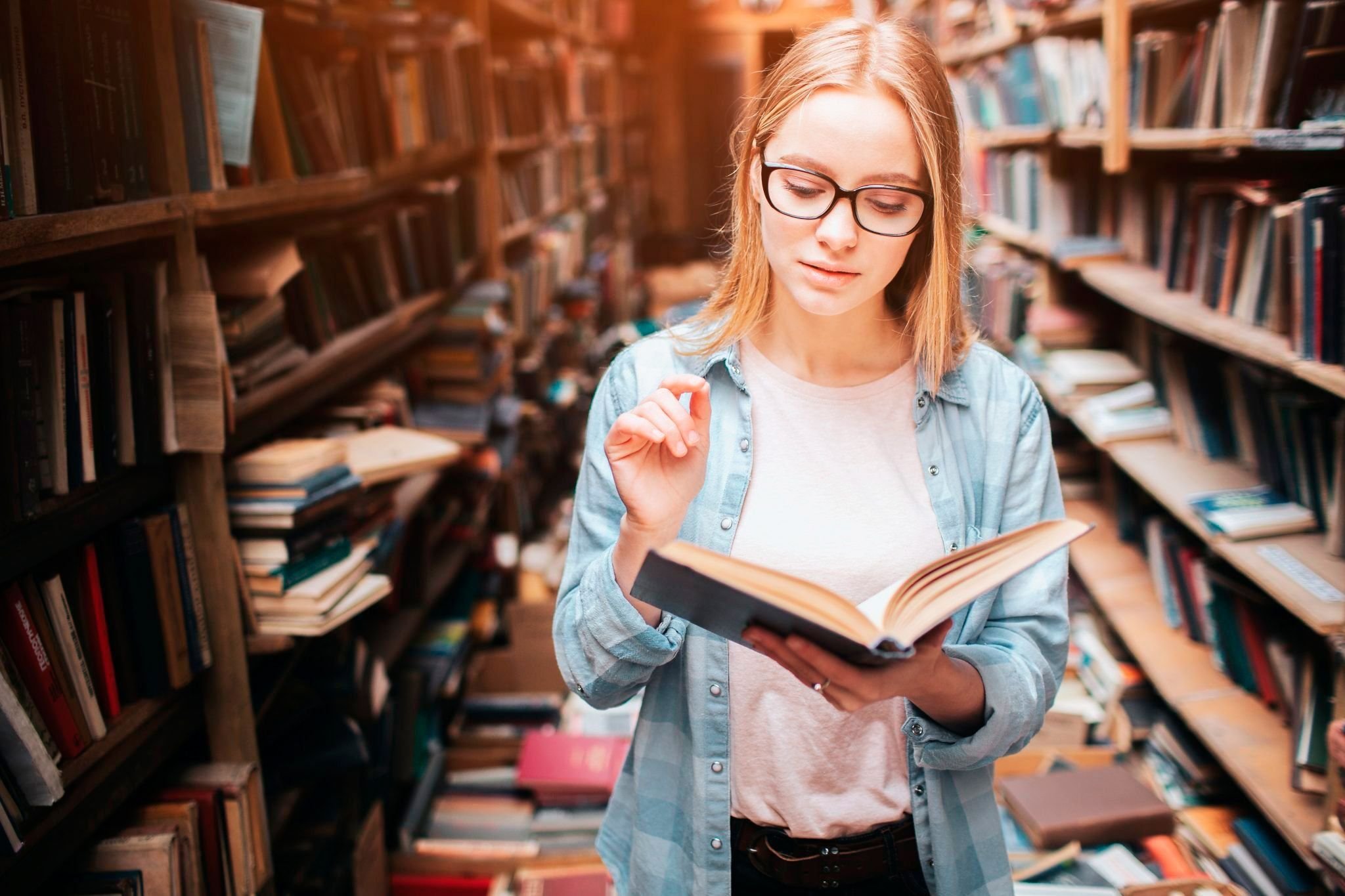 ищу книгу девушка. фото картинка библиотекарь в отпуск. девушка ищет книгу в библиотеке. ищу книгу девушка. картинка девушки которая ищет книгу в библиотеке.