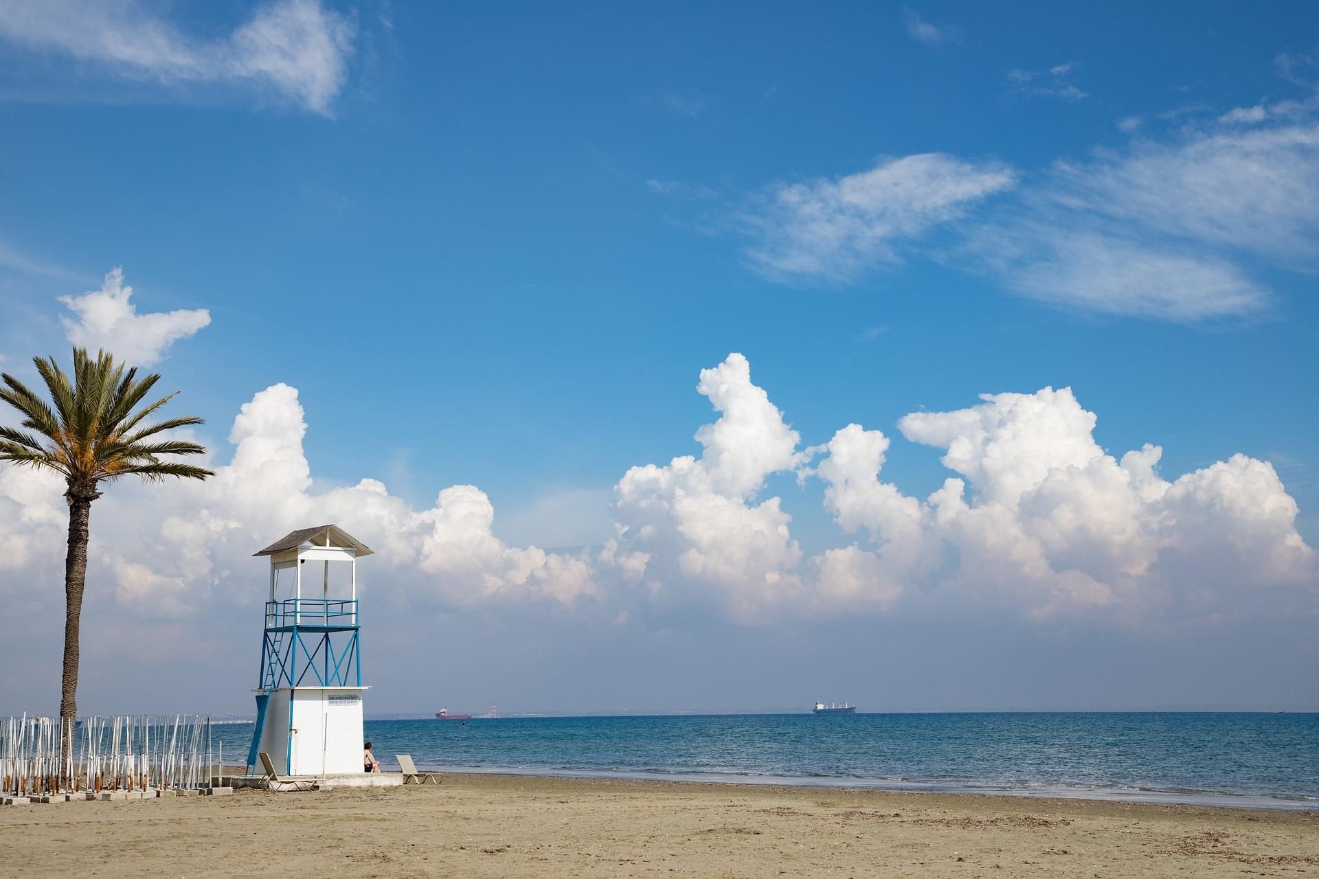 Пляжи ларнаки. Ларнака Кипр. Набережная Финикудес Ларнака. Larnaca Кипр. Ларнака пляжи.