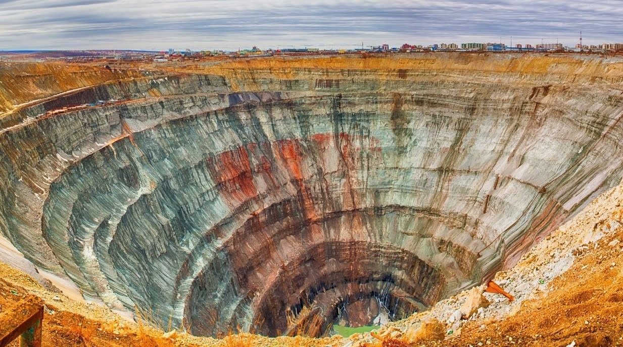 Самая глубокая скважина на кольском. Кольская сверхглубокая скважина. Кольская буровая скважина. Скважина на Кольском полуострове. Кольская глубинная скважина.