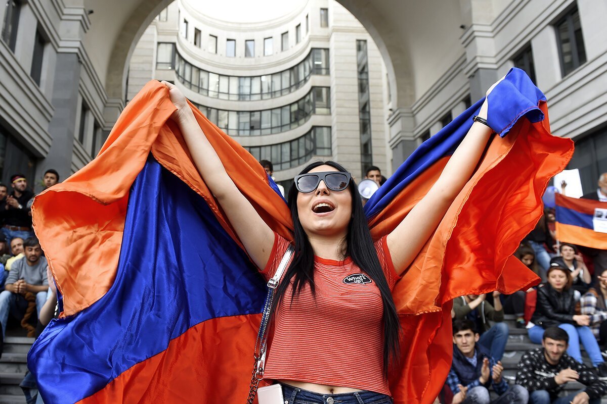 армянский флаг с людьми. армянские люди. нация армяне. жители еревана. армянский флаг с людьми.