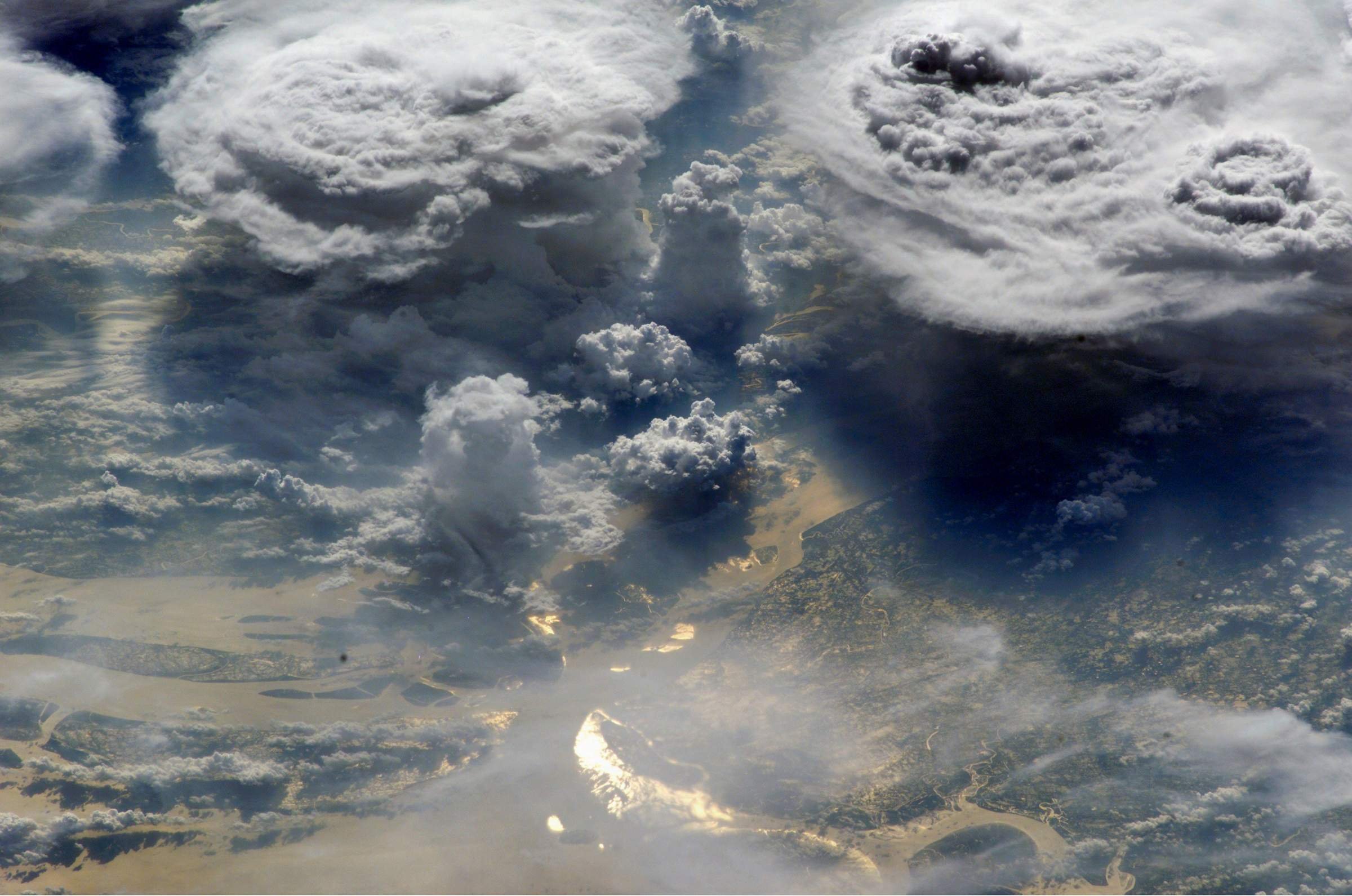 Скопление воды 5. Облака. Атмосферные воды. Облака из космоса. Дождевые облака.