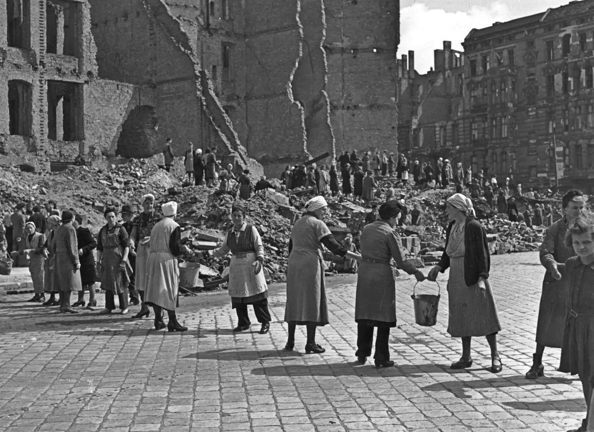 Послевоенное десятилетие. Оккупированная Германия 1945. Германия после войны 1945. Восстановление Германии после второй мировой войны. Фото Германии после войны 1945.