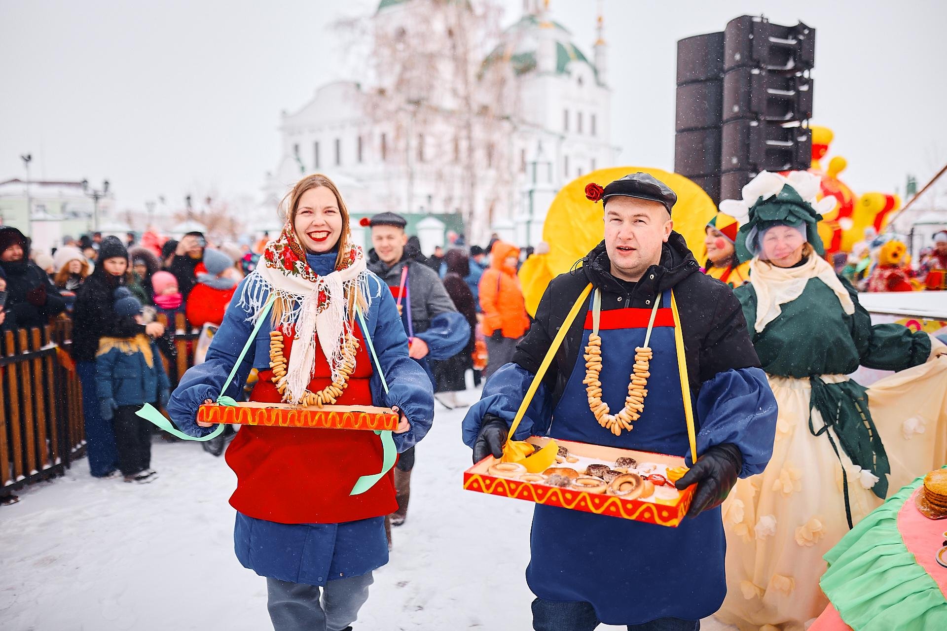 Где сейчас проходит масленица. Масленица в Ялуторовске. Наряд на Масленицу. Костюм Масленицы. Гигантский блин на Масленицу.