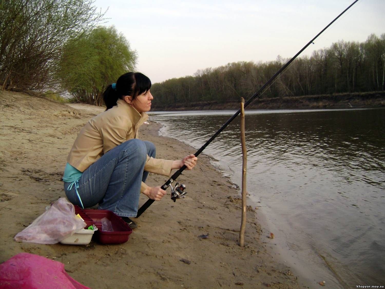 Ютуб рыбалка видео новинки. Девушка с удочкой. Женщина рыбачит. Рыбалка. Прикольные удочки.