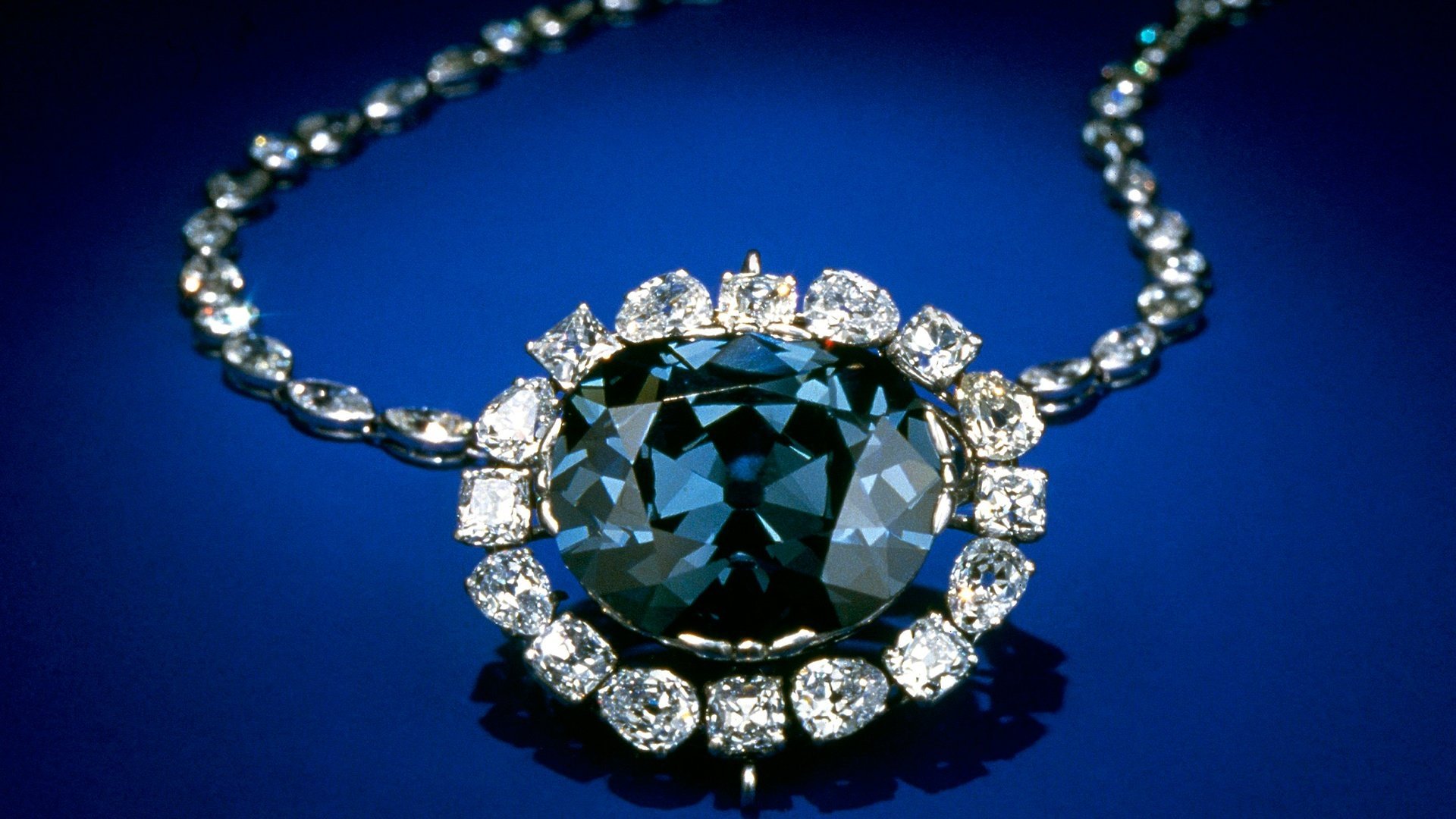Голубой бриллиант короны Людовика 16